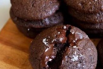 Εύκολα σπιτικά μπισκότα σοκολάτας με 3 μόνο υλικά!