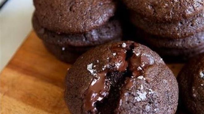 Εύκολα σπιτικά μπισκότα σοκολάτας με 3 μόνο υλικά!