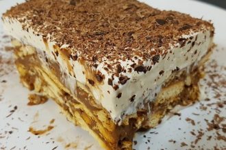 Αφράτο μπισκοτένιο γλυκό ψυγείου, έτοιμο σε 15 λεπτά