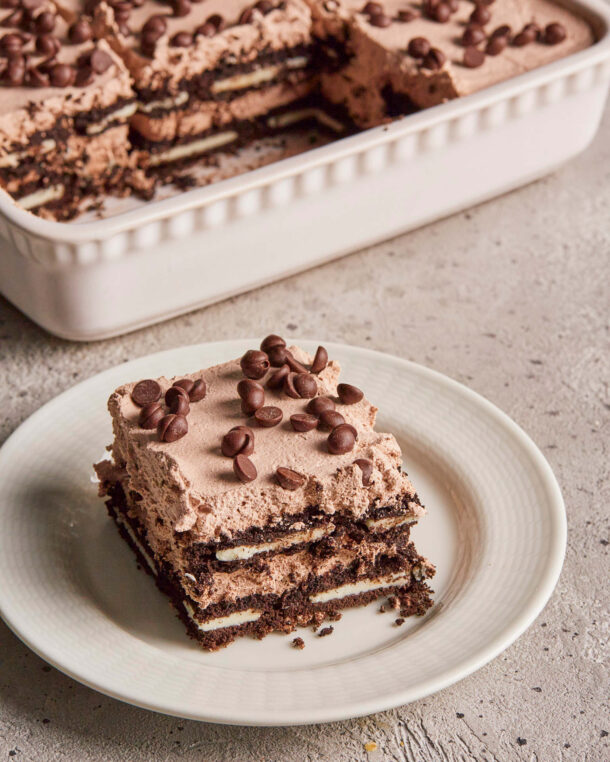 Μπισκοτογλυκό με σοκολάτα, κρέμα και λικέρ βύσσινο