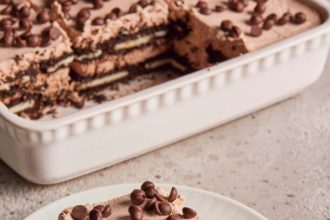 Μπισκοτογλυκό με σοκολάτα, κρέμα και λικέρ βύσσινο