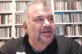 Θεσσαλονίκη – Κορονοϊός: Τύπωσε το πιστοποιητικό εμβολιασμού σε μπλούζα για να κερδίζει χρόνο!