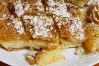 Εύκολη και γλυκιά μπουγάτσα με αφράτη κρέμα