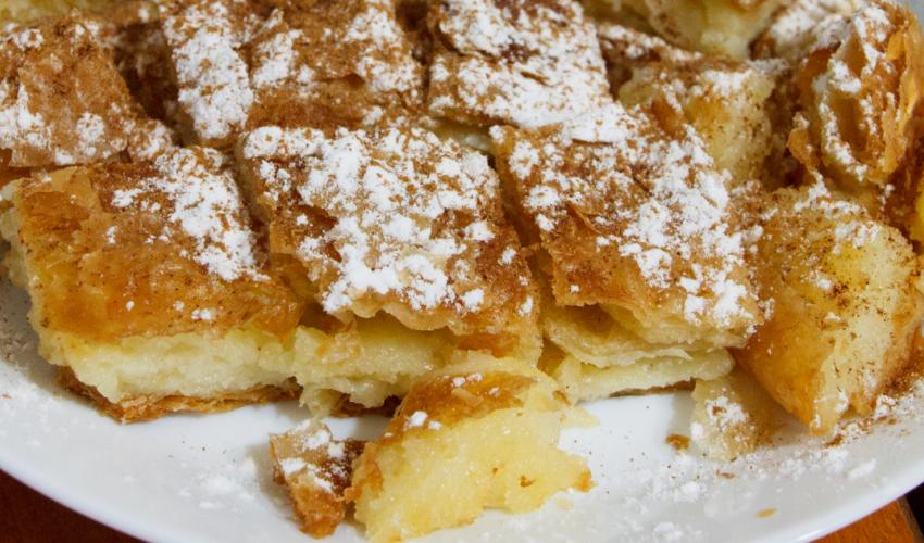 Εύκολη και γλυκιά μπουγάτσα με αφράτη κρέμα