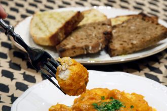 Μπραντάδα μπακαλιάρου με κόκκινη σκορδαλιά