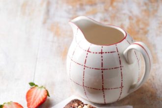 Μπράουνι με πίνατς και φράουλες