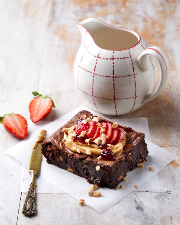 Μπράουνι με πίνατς και φράουλες