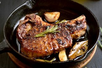Τσικνοπέμπτη: Ζουμερή μπριζόλα στο τηγάνι