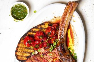 Μπριζόλα tomahawk με βούτυρο miso, με ψητά ντοματίνια και salsa verde με εστραγκόν