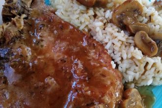 Μπριζόλες κρασάτες με μανιτάρια και ρύζι