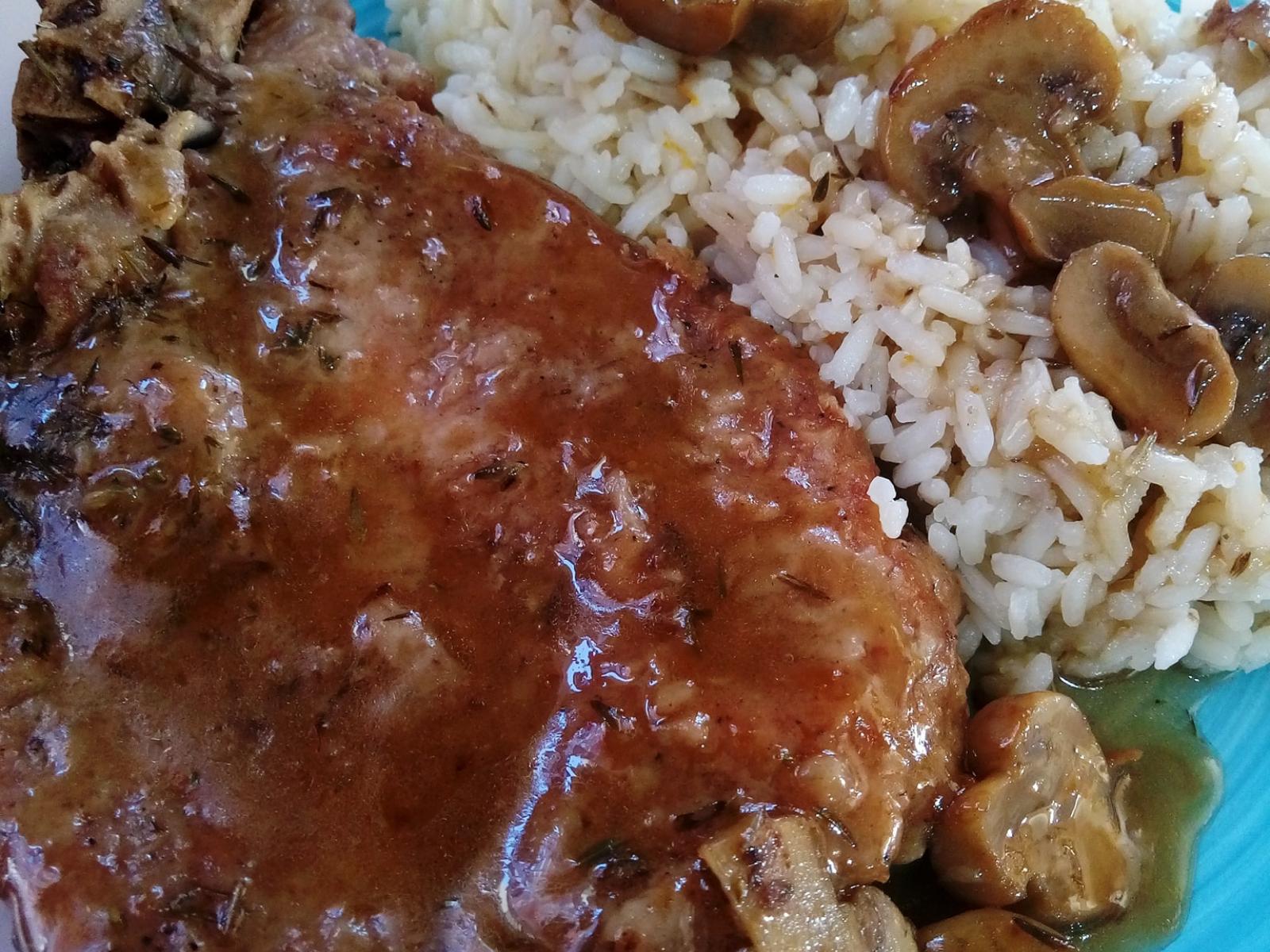 Μπριζόλες κρασάτες με μανιτάρια και ρύζι