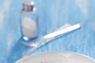 Σολομός με μπρόκολο και ψητά ντοματίνια