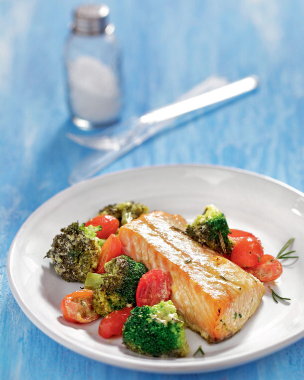 Σολομός με μπρόκολο και ψητά ντοματίνια