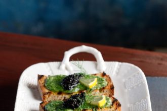 Μπρουσκέτες με μαραθοσαλάτα και αυγά ψαριών