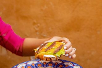 Μπρουσκέτα με μοτσαρέλα, αντσούγιες και κολοκυθανθούς