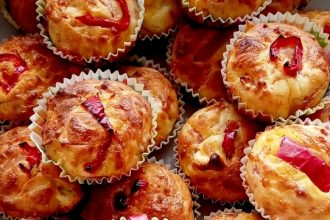 Muffins με πιπεριές και τυριά