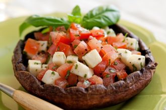 Μανιτάρια γεμιστά με τυρί και ντομάτα