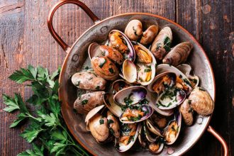 Αχνιστά μύδια και γυαλιστερές