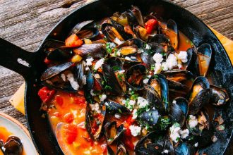 Σαγανάκι με μύδια, φέτα και καπνιστή πάπρικα