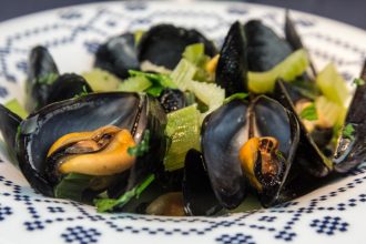 Μύδια αχνιστά με ξύσμα λεμονιού