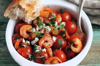 Σαλάτα με ντοματίνια και γαρίδες