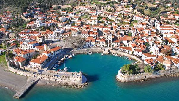 Νταλίκα μπήκε κατά λάθος στο λιμάνι Ναυπάκτου προκαλώντας χάος - ΒΙΝΤΕΟ