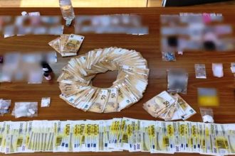 13 συλλήψεις σε ναρκοπάρτι στα Καλύβια, ανάμεσά τους τρεις αστυνομικοί που είχαν ρόλο σεκιούριτι και γνωστή DJ - Βρέθηκε μέχρι και κεταμίνη (ΒΙΝΤΕΟ)