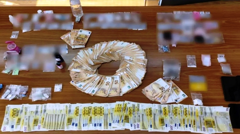 13 συλλήψεις σε ναρκοπάρτι στα Καλύβια, ανάμεσά τους τρεις αστυνομικοί που είχαν ρόλο σεκιούριτι και γνωστή DJ - Βρέθηκε μέχρι και κεταμίνη (ΒΙΝΤΕΟ)