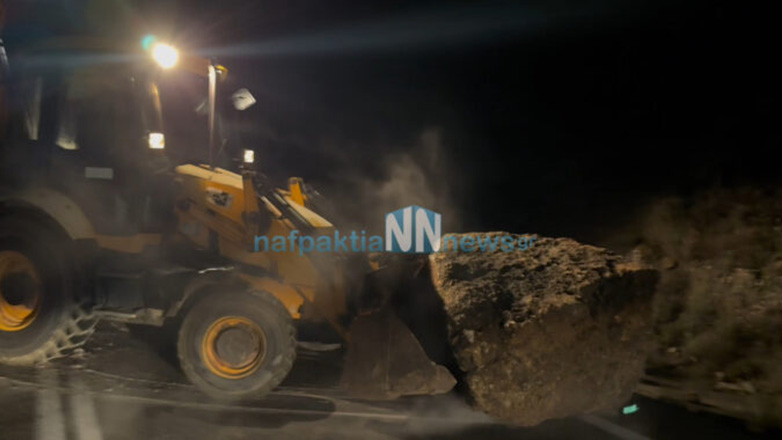 Δύο τεράστιοι βράχοι έκλεισαν την παλαιά εθνική Αντιρρίου -Ιωαννίνων ΒΙΝΤΕΟ