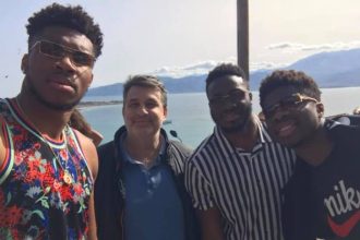 Στην Ναύπακτο ο MVP του NBA Γιάννης Αντετοκούνμπο με την οικογένεια του