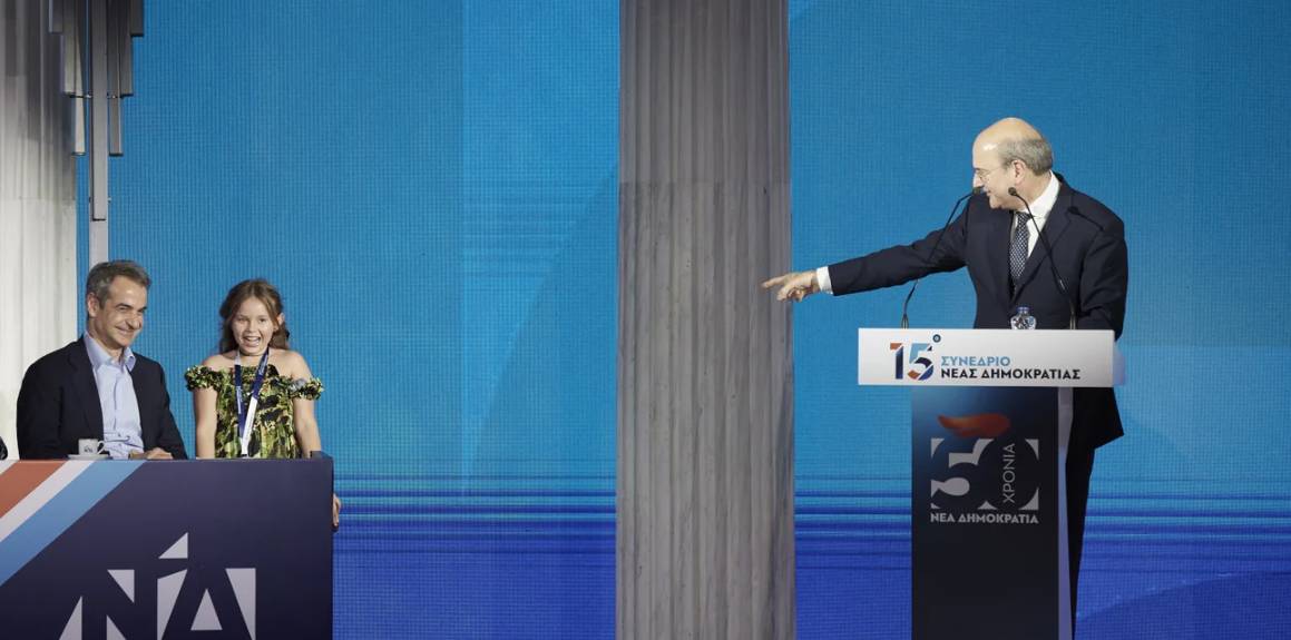 Tο κοριτσάκι που έκλεψε την παράσταση στο συνέδριο της ΝΔ!