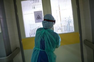 Τα λύματα στην Αττική δείχνουν 60.000 ενεργά κρούσματα