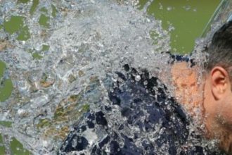 Αίγιο: Πήγε να πει τα κάλαντα στον αντιδήμαρχο… και εκείνος τον μπουγέλωσε ΑΠΙΣΤΕΥΤΟ ΒΙΝΤΕΟ