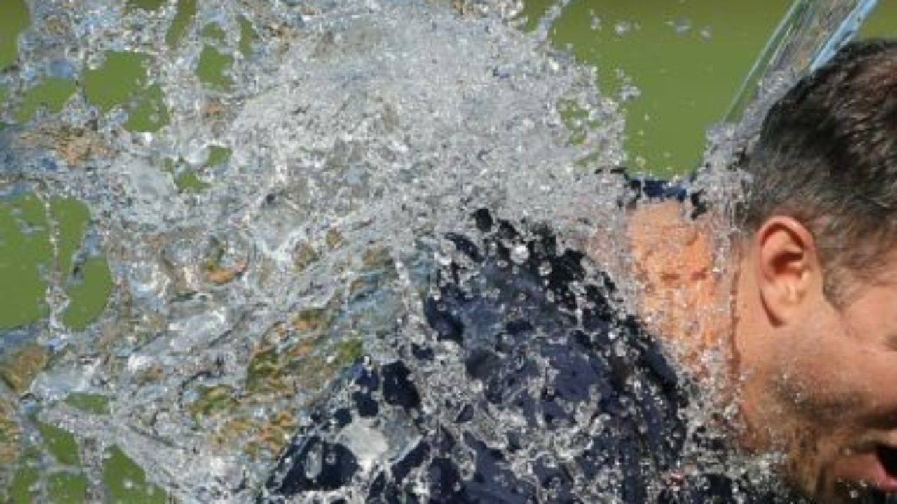 Αίγιο: Πήγε να πει τα κάλαντα στον αντιδήμαρχο… και εκείνος τον μπουγέλωσε ΑΠΙΣΤΕΥΤΟ ΒΙΝΤΕΟ