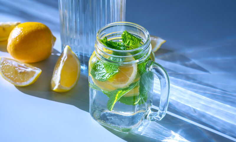 Νερό με λεμόνι: Πότε μπορεί να σας βοηθήσει πραγματικά στο αδυνάτισμα