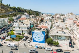 Πάτρα: Έτοιμη η 3η τοιχογραφία του ArtWalk 6 - Λευκή δαντέλα σε μπλε φόντο