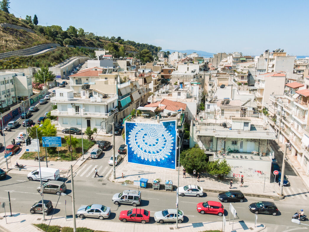 Πάτρα: Έτοιμη η 3η τοιχογραφία του ArtWalk 6 - Λευκή δαντέλα σε μπλε φόντο