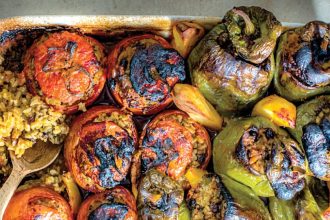 Γεμιστά λαδερά με κουκουνάρι και σταφίδα