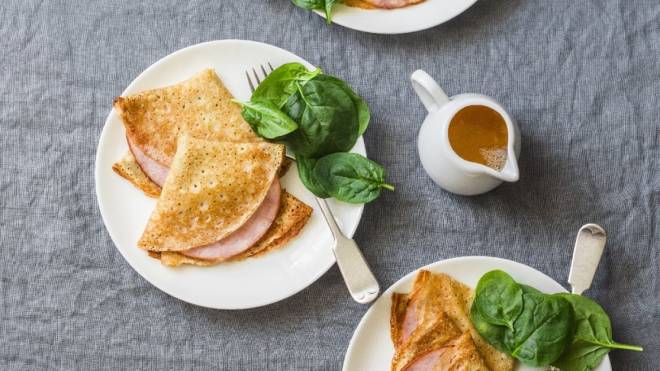 Αλμυρές κρέπες με ζαμπόν και τυρί