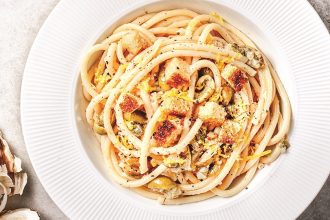 Μπουκατίνι με ελιές και σκορδάτα µπουκούνια