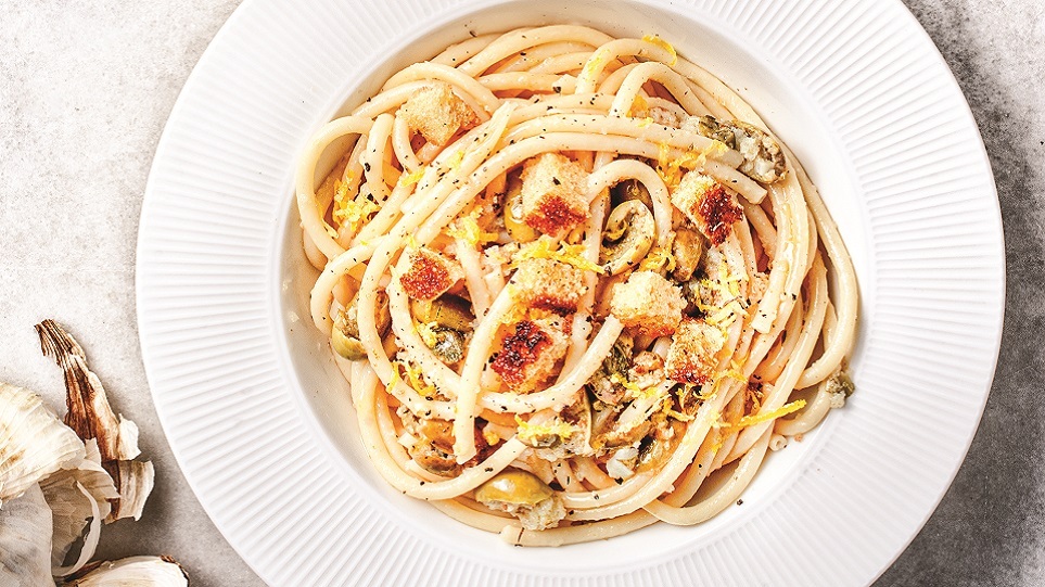 Μπουκατίνι με ελιές και σκορδάτα µπουκούνια