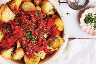 Τηγανητές πατάτες με σάλτσα ντομάτας