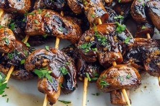 Σουβλάκια μανιταριών με σκόρδο και βαλσάμικο