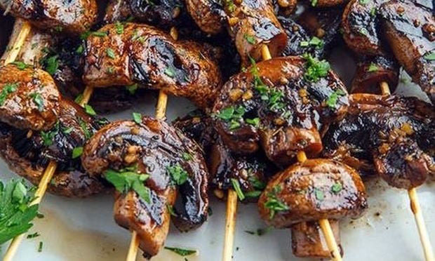 Σουβλάκια μανιταριών με σκόρδο και βαλσάμικο