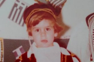 Γνωστός Πατρινός δημοσιογράφος το τσολιαδάκι της φωτογραφίας!