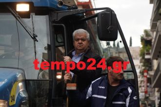 Πάνω στο τρακτέρ ο δήμαρχος δυτικής Αχαΐας Χρήστος Νικολάου!