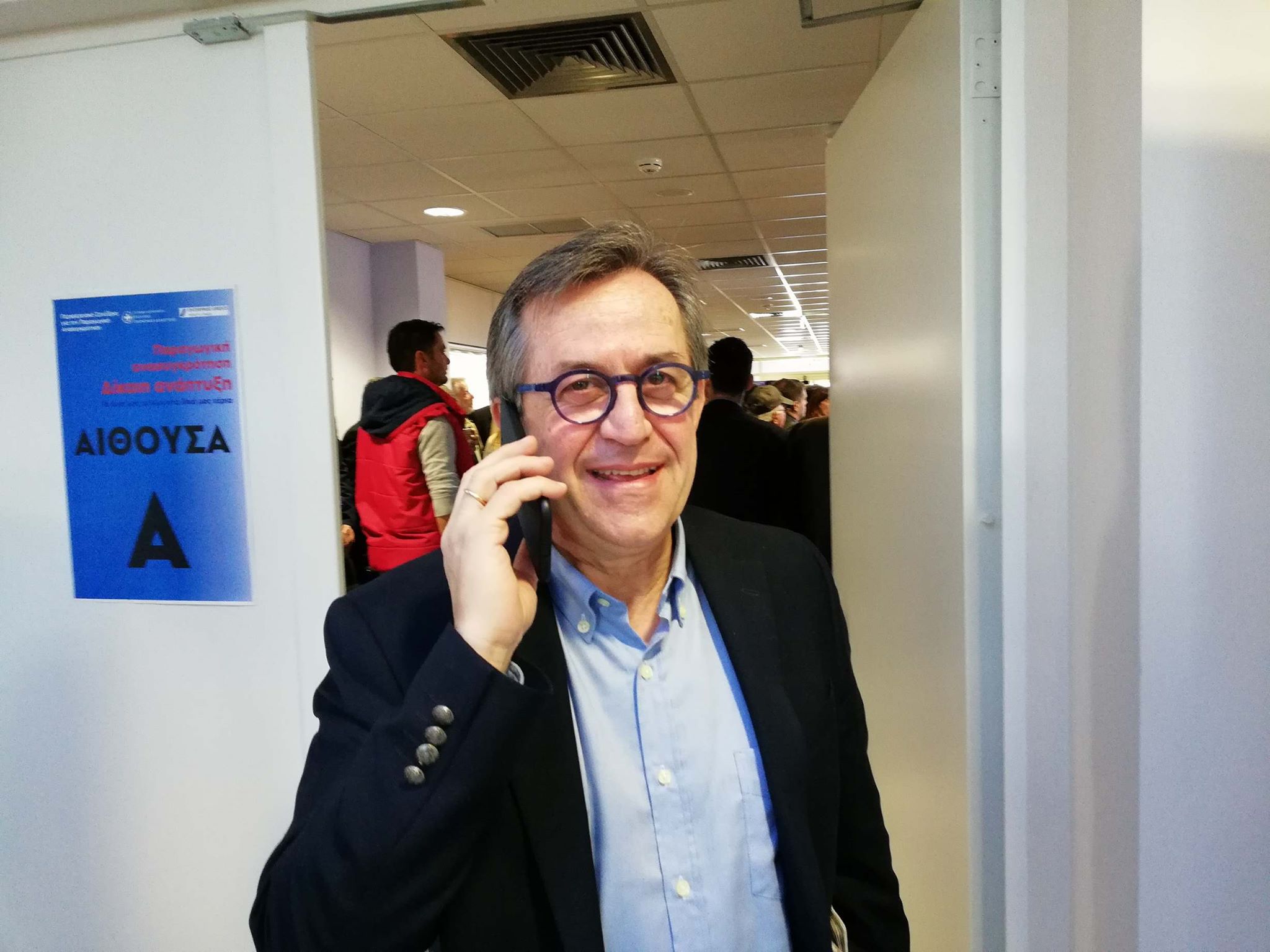 Αφωνία... αλλά στο κινητό συνέχεια!