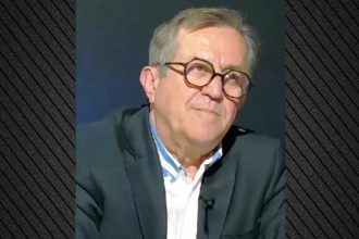 Νίκος Νικολόπουλος: Από το «ω Γέροντα, η ευχή» στο «ένα κερί για τον Καραμανλή» (ΒΙΝΤΕΟ)
