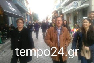 Η "καρναβαλική" βόλτα του Νικολόπουλου στο κέντρο της Πάτρας