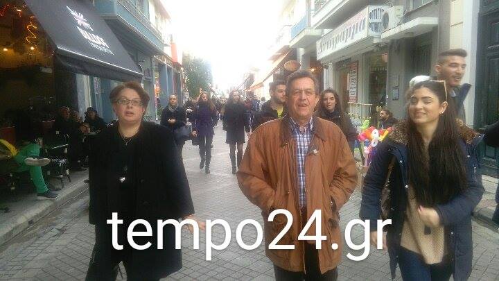 Η "καρναβαλική" βόλτα του Νικολόπουλου στο κέντρο της Πάτρας